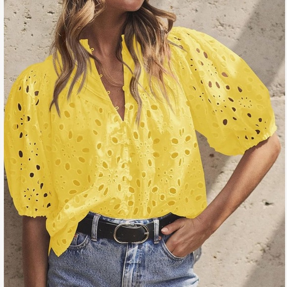 ☀️pretty garden yellow eyelet top - Picture 1 of 5